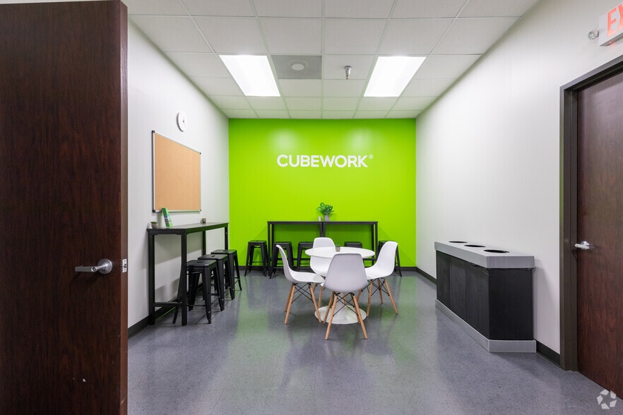 More Photos Of 3401 Navigation Blvd, Houston Distribution For Lease