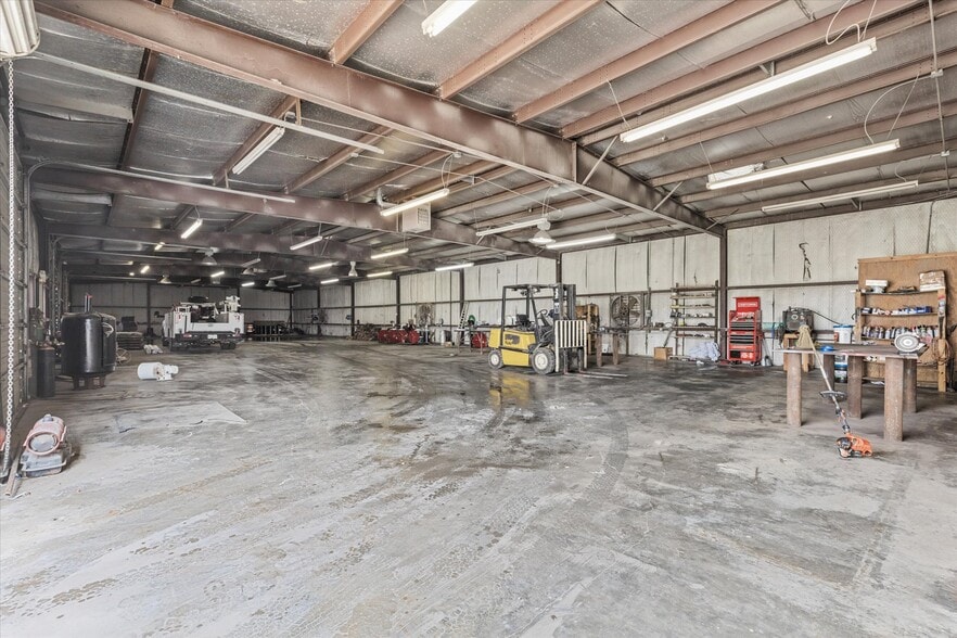 More Photos Of 2305 N Main St, Cleburne Flex For Sale