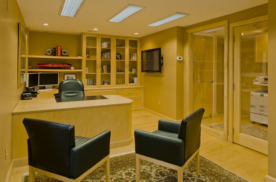 More Photos Of 10829 Falls Rd, Lutherville Timonium Office For Sale