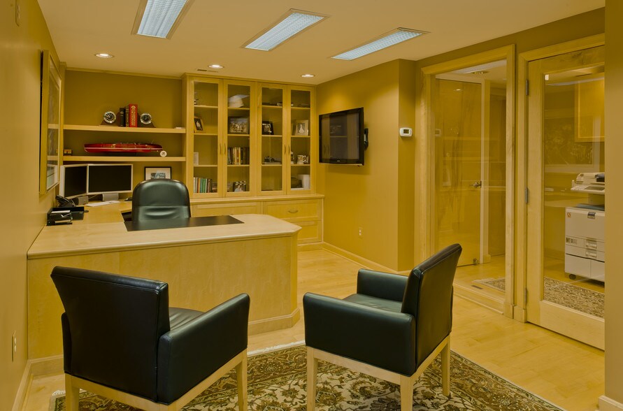 More Photos Of 10829 Falls Rd, Lutherville Timonium Office For Sale