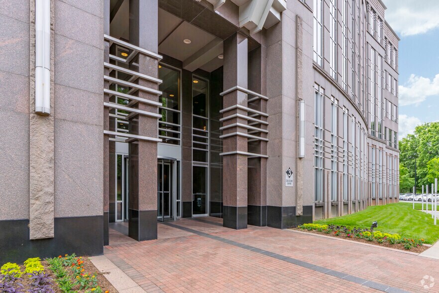 More Photos Of 2550 W Tyvola Rd, Charlotte Office For Lease