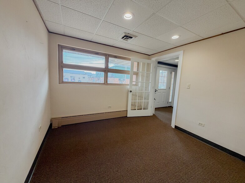 More Photos Of 515 Gold St, Green Lake Office For Sale