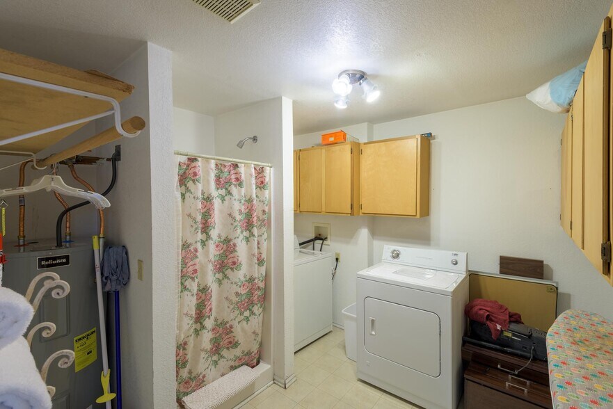 More Photos Of 21 E Pine, Pinedale General Retail For Sale