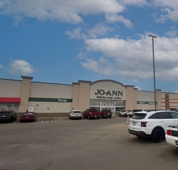 More Photos Of 1407-1415 Flammang Dr, Waterloo Freestanding For Lease