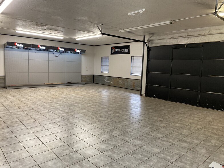 More Photos Of 13433 NW Expressway, Piedmont Flex For Lease