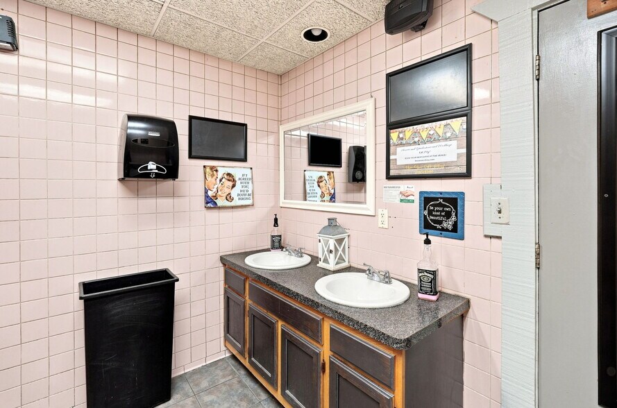 More Photos Of 1090 Rochester Rd, Troy Restaurant For Sale