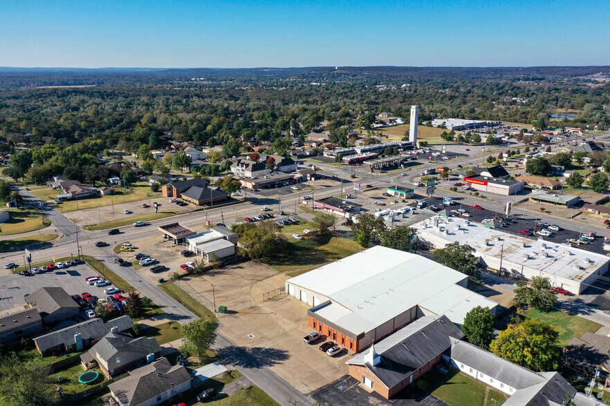 More Photos Of 710 S Adams St, Sapulpa Distribution For Sale
