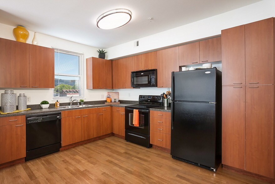 More Photos Of 6399 Christie Ave, Emeryville Apartments For Lease