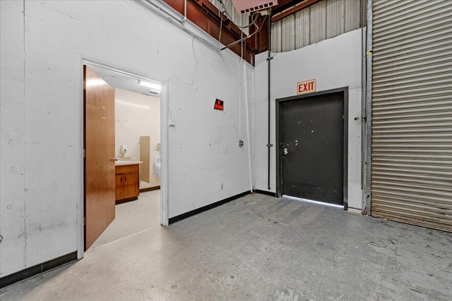 More Photos Of 1027 W Murray Ave, Visalia Service For Sale