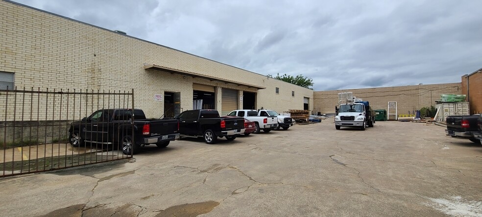 More Photos Of 2819 Blystone Ln, Dallas Distribution For Sale