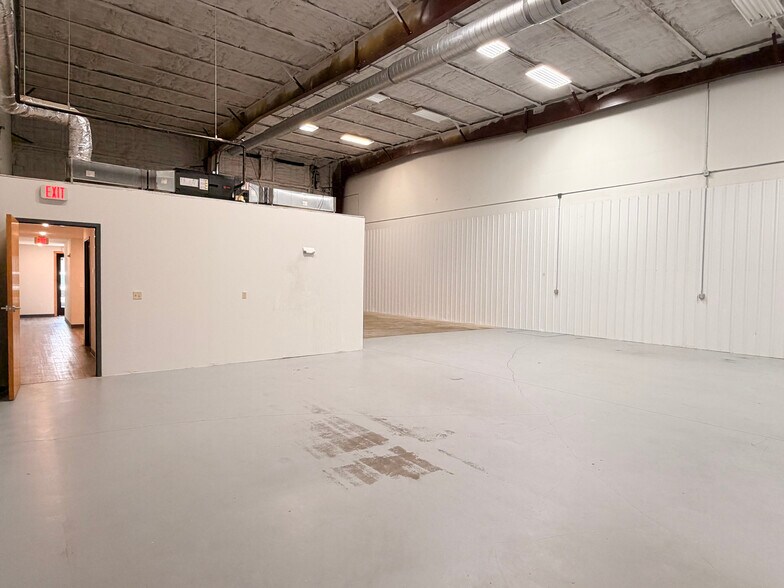More Photos Of 4173 N 20th St, Ozark Warehouse For Lease