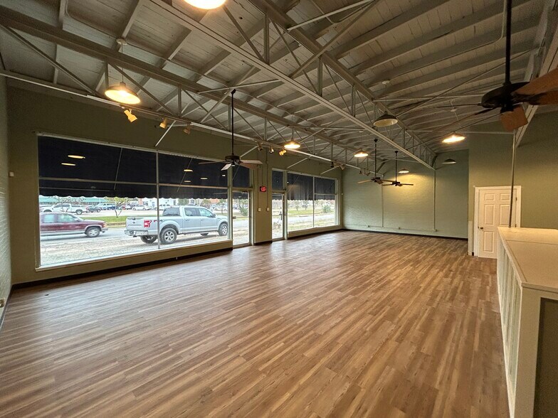 More Photos Of 121 S Glenwood Blvd, Tyler Storefront For Sale