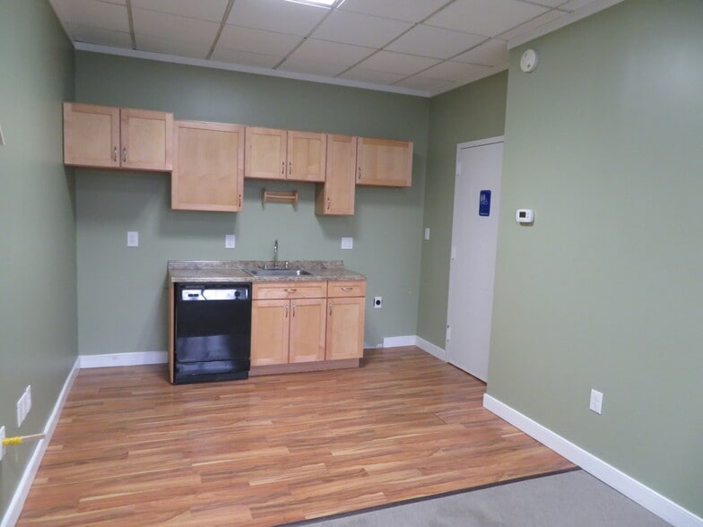 More Photos Of 4801 Wisconsin Ave NW, Washington Office For Sale