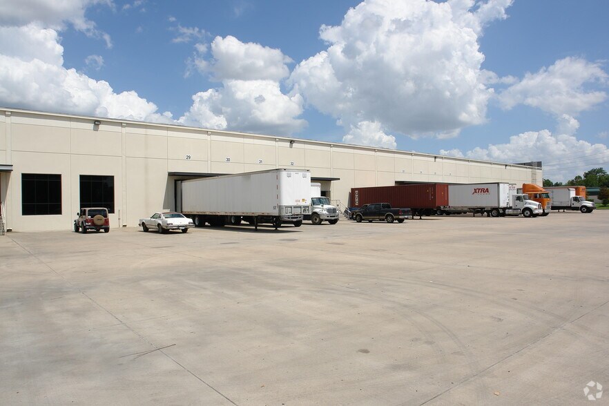 More Photos Of 9010 W Little York Rd, Houston Distribution For Lease