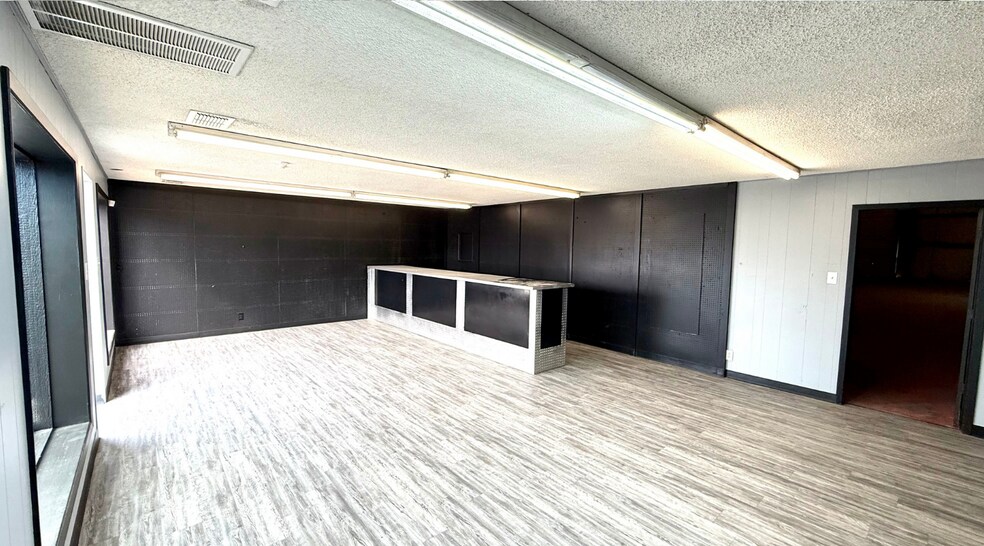 More Photos Of 1900 W 2nd St, Odessa Industrial For Lease