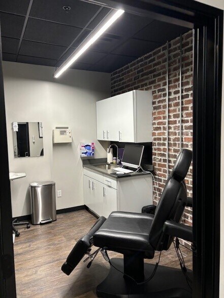 More Photos Of 1850 SW Plaza Shops Ln, Ankeny Storefront For Sale