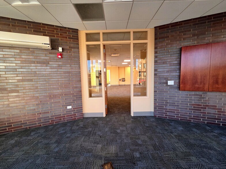 More Photos Of 1640 W Fullerton Ave, Chicago Bank For Sale