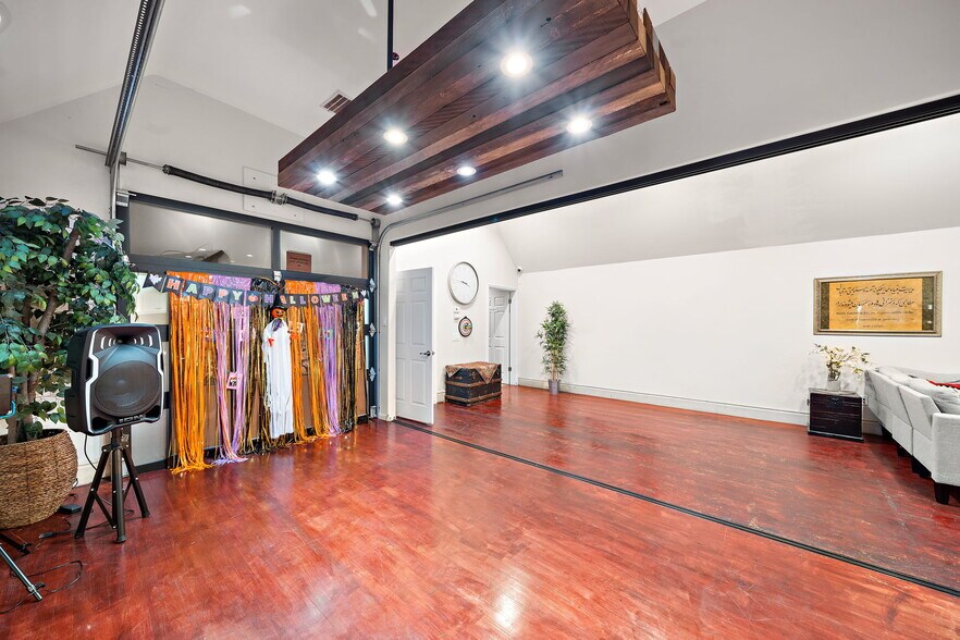 More Photos Of 23201 Orange Ave, Lake Forest Office For Sale