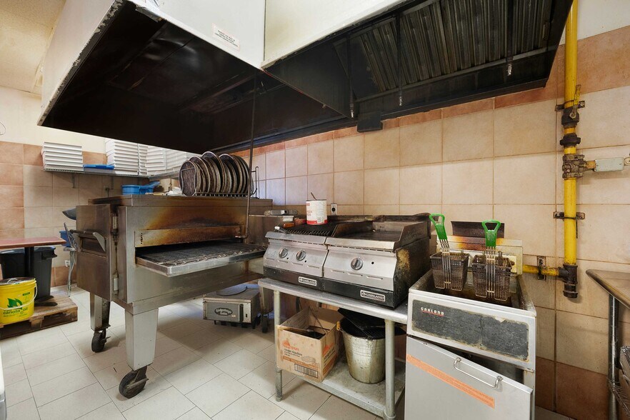 More Photos Of 1705 Wyandotte St W, Windsor Storefront For Sale