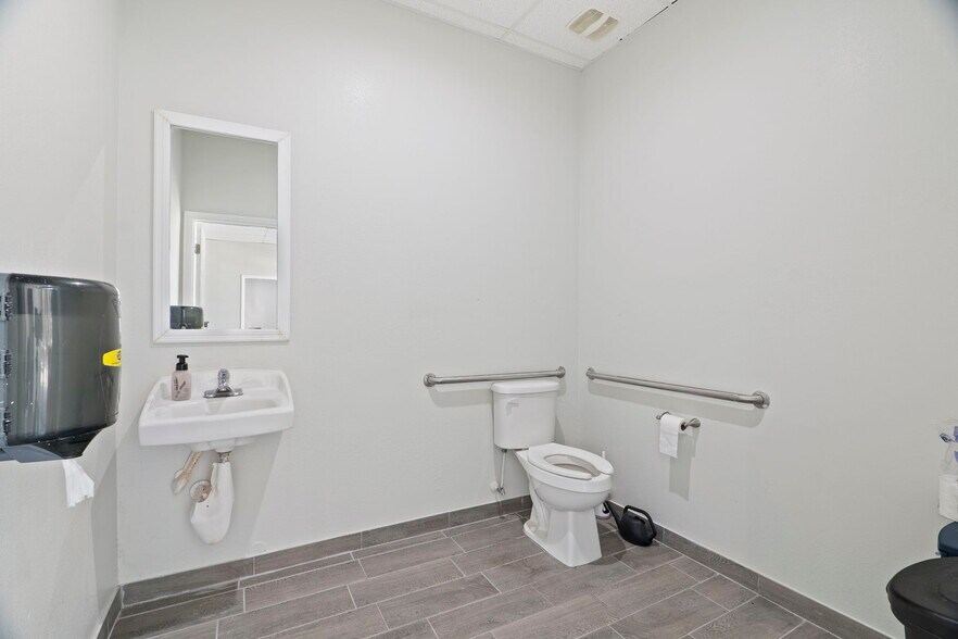 More Photos Of 665 S Babcock St, Melbourne Auto Repair For Sale