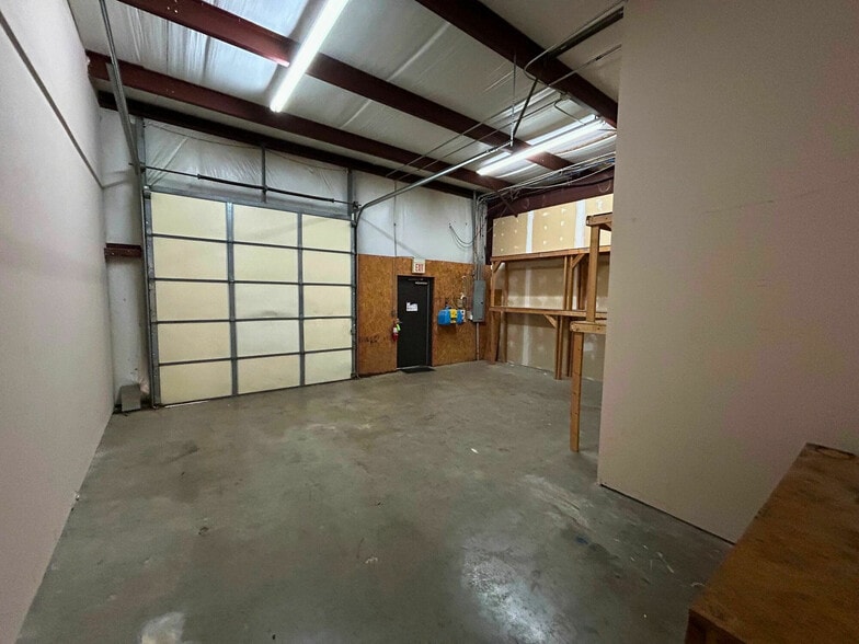 More Photos Of 2102-2112 W Vista, Springfield Light Manufacturing For Lease