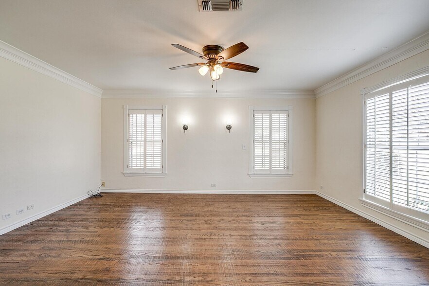 More Photos Of 113 N Tarrant St, Crowley Office For Sale