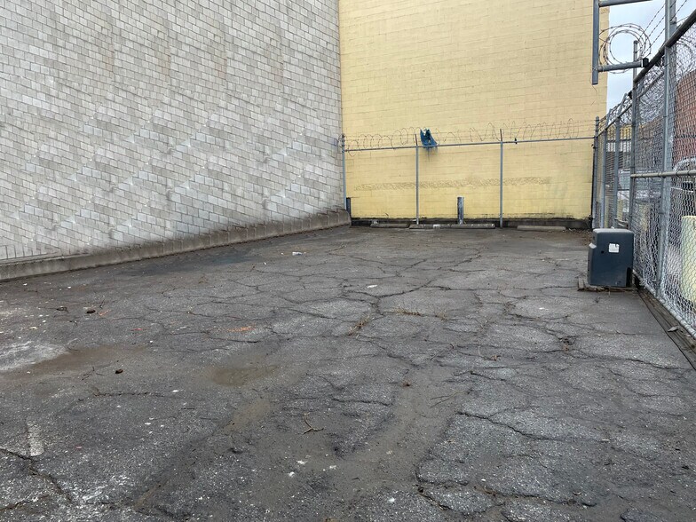 More Photos Of 716 E 9th Pl, Los Angeles Industrial For Sale
