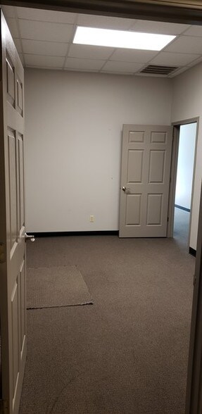 More Photos Of 5146 N 23rd St, Ozark Warehouse For Lease