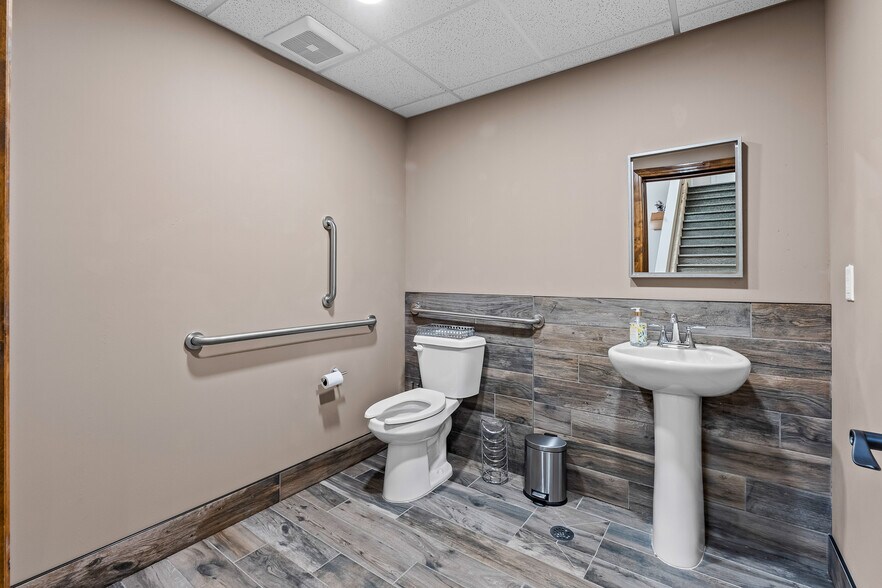 More Photos Of 4540 Venture Dr, Johnstown Distribution For Sale