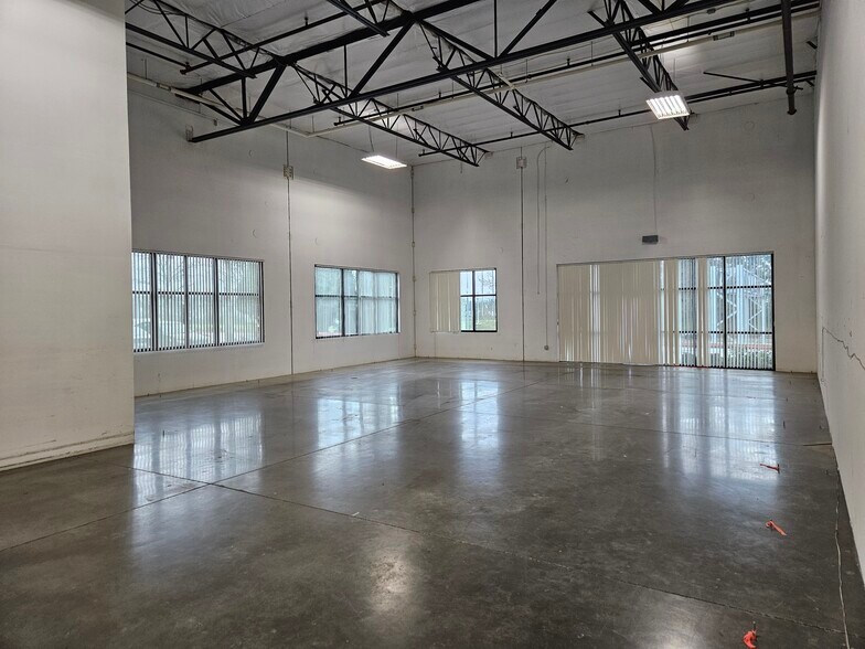 More Photos Of 5604 NE Clara Ln, Hillsboro Manufacturing For Lease