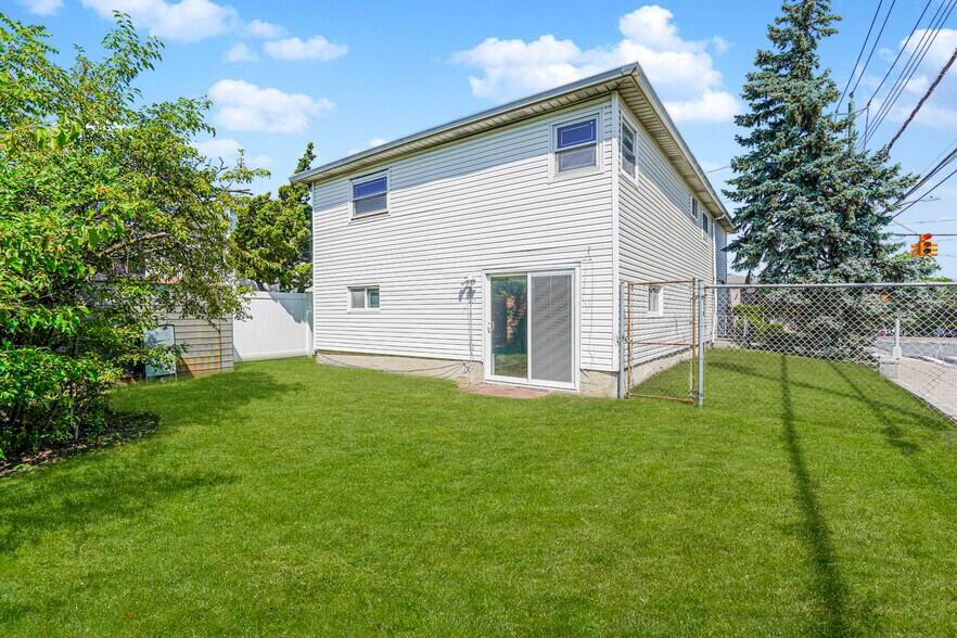 More Photos Of 622 Barlow Ave, Staten Island Office For Sale