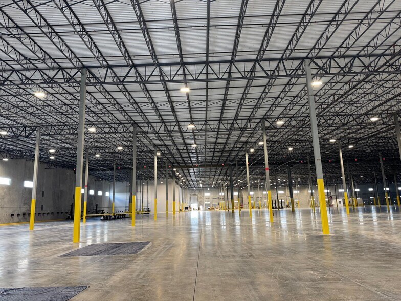 More Photos Of 21301 NW 47th Ave, Miami Gardens Warehouse For Lease