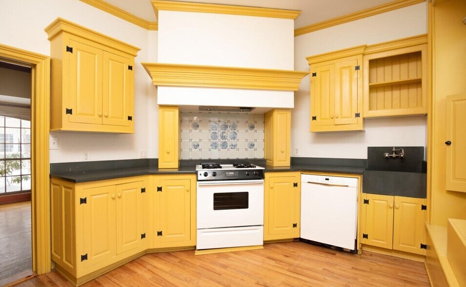 More Photos Of 43 Crown St, Kingston Office For Lease