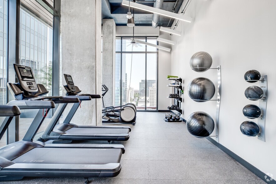 More Photos Of 405 Colorado St, Austin Office For Lease