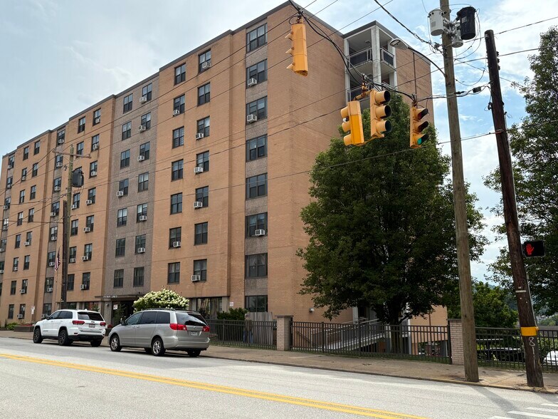 More Photos Of 518 Main St, Wheeling Showroom For Sale