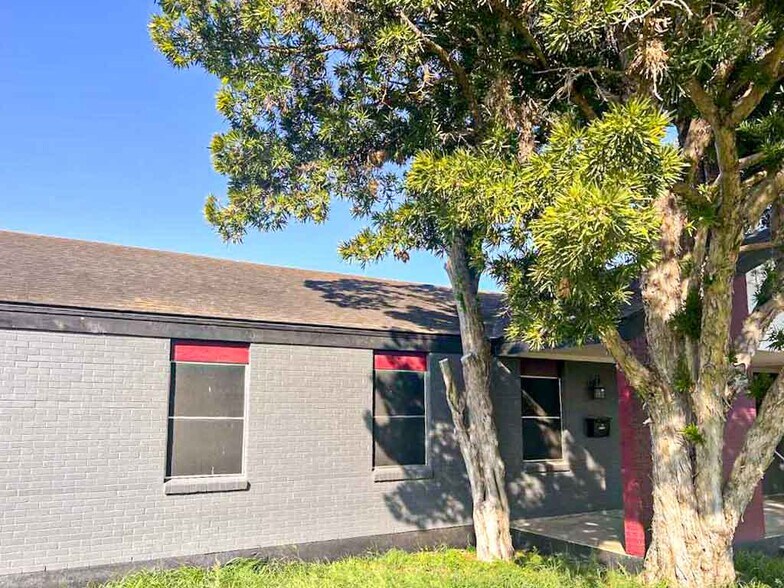 More Photos Of 1120 E Sen Carlos Truan Blvd, Kingsville Restaurant For Sale