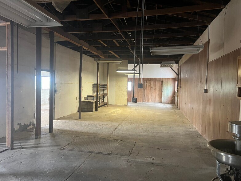 More Photos Of 941 SW Alder St, Dundee Warehouse For Sale