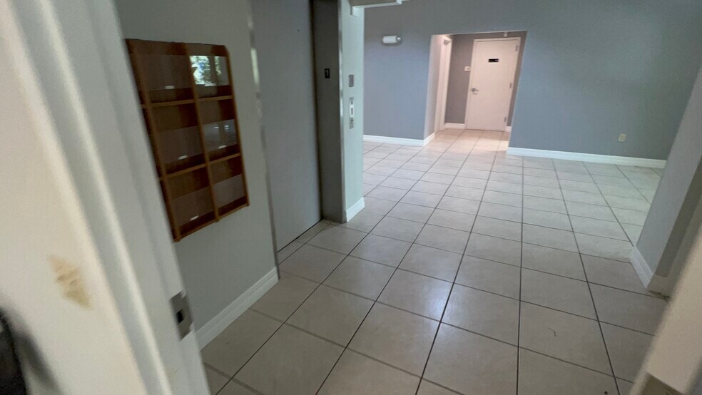 More Photos Of 4940 Bayline Dr, North Fort Myers Warehouse For Lease