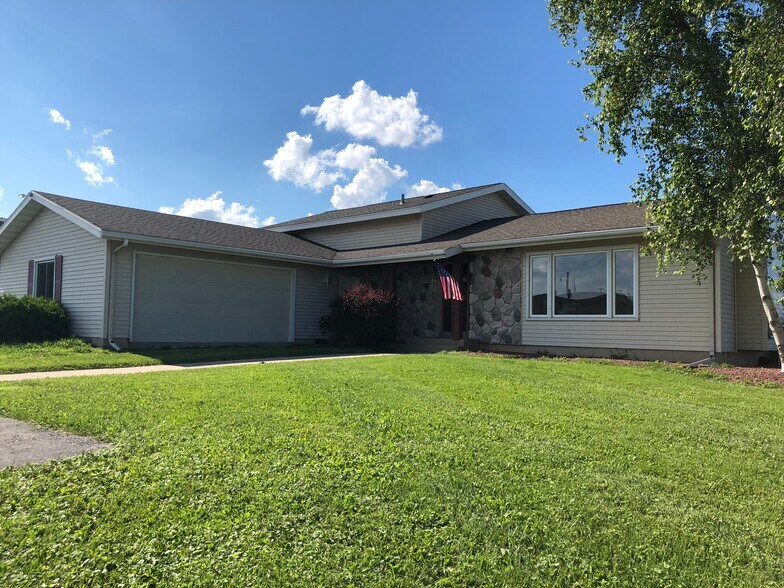 More Photos Of 4115 N US Highway 51, Janesville Showroom For Sale
