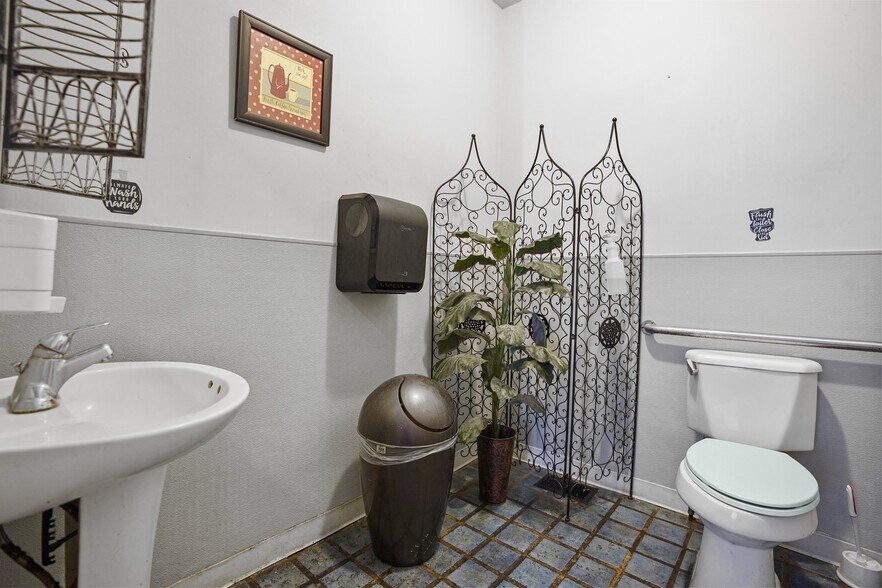 More Photos Of 1126 14th St, Modesto Restaurant For Sale