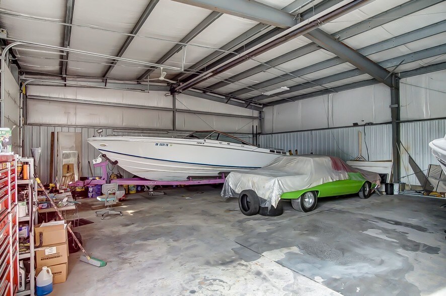 More Photos Of 20660 W Bowling Green Road, Weston Auto Repair For Lease