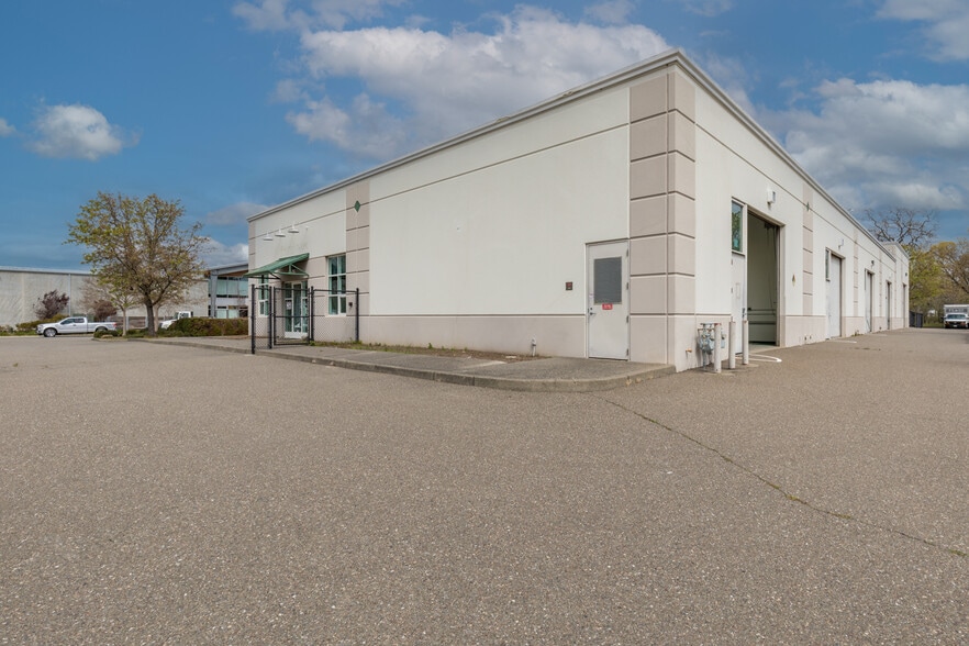 More Photos Of 600 American Way, Windsor Warehouse For Lease