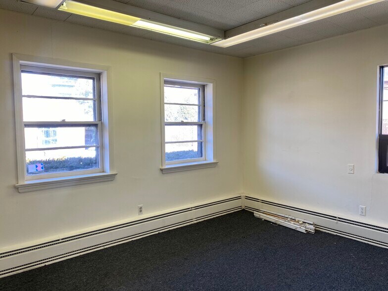 More Photos Of 31 DiCarolis Ct, Hackensack Warehouse For Lease