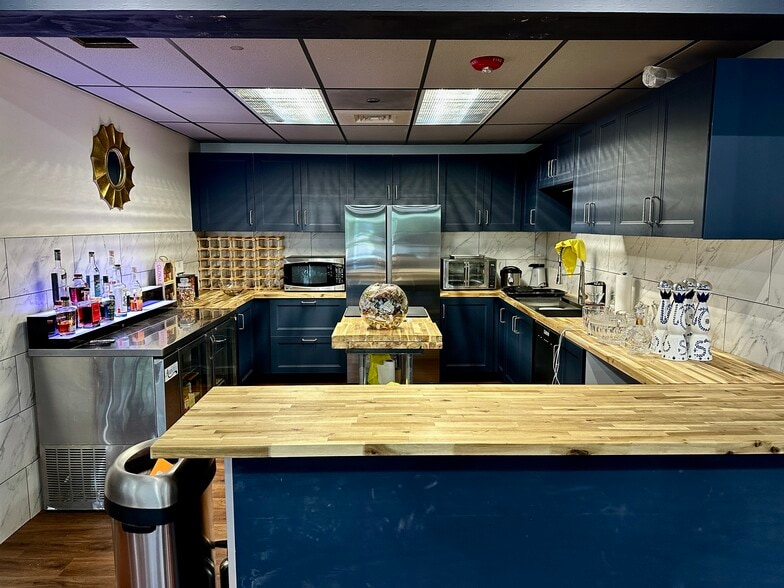More Photos Of 423 N State St, Lockport Light Manufacturing For Sale