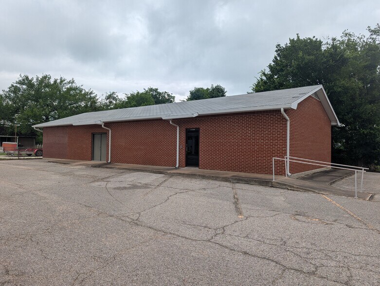 More Photos Of 113 N 10th St, Gatesville Freestanding For Sale