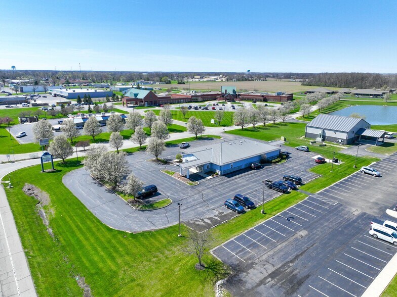 More Photos Of 2007 N Walnut St, Hartford City Office For Sale