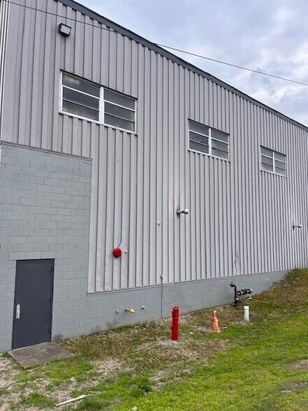 More Photos Of 9007 Detroit Ave, Cleveland Warehouse For Lease