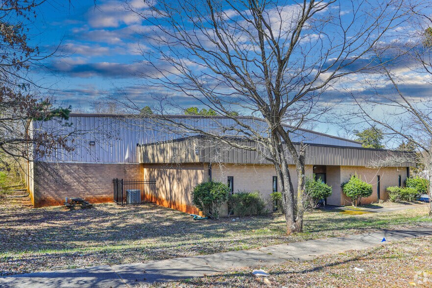 More Photos Of 2032 Gateway Blvd, Charlotte Warehouse For Sale