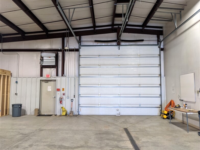 More Photos Of 14150 Carole Dr, Bloomington Flex For Lease