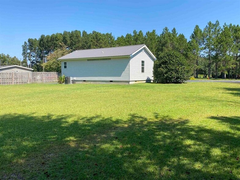 More Photos Of 131 Lakeview Church Rd, Cochran Freestanding For Lease